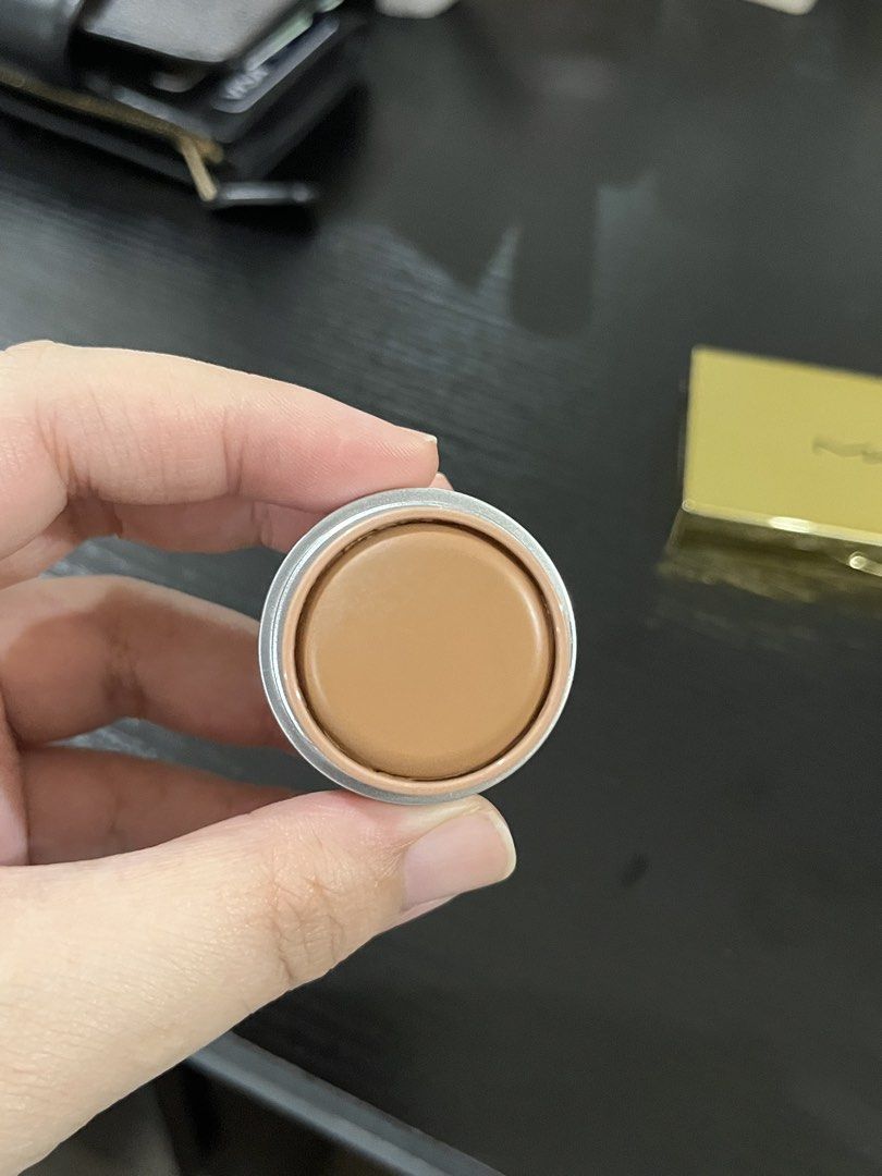 Issy Creme Heat Stick in Melt (Category: Makeup) located in Manila. Submitted by daniscartph (Listing ID 1453927070, Image 2). Description: Used once - no box.