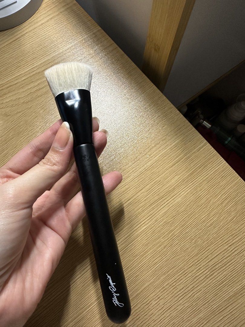 Juno & Co JE08 Makeup Brush (Category: Makeup) located in Manila. Submitted by njddd (Listing ID 1453925704, Image 2). Description: - Juno & Co JE08 Makeup Brush - Sleek black handle with white bristles - Flat top design, ideal for seamless foundation application - Handle features subtle text and logo - Bristles are clean and well-maintained - A must-have for any makeup enthusiast's collection.