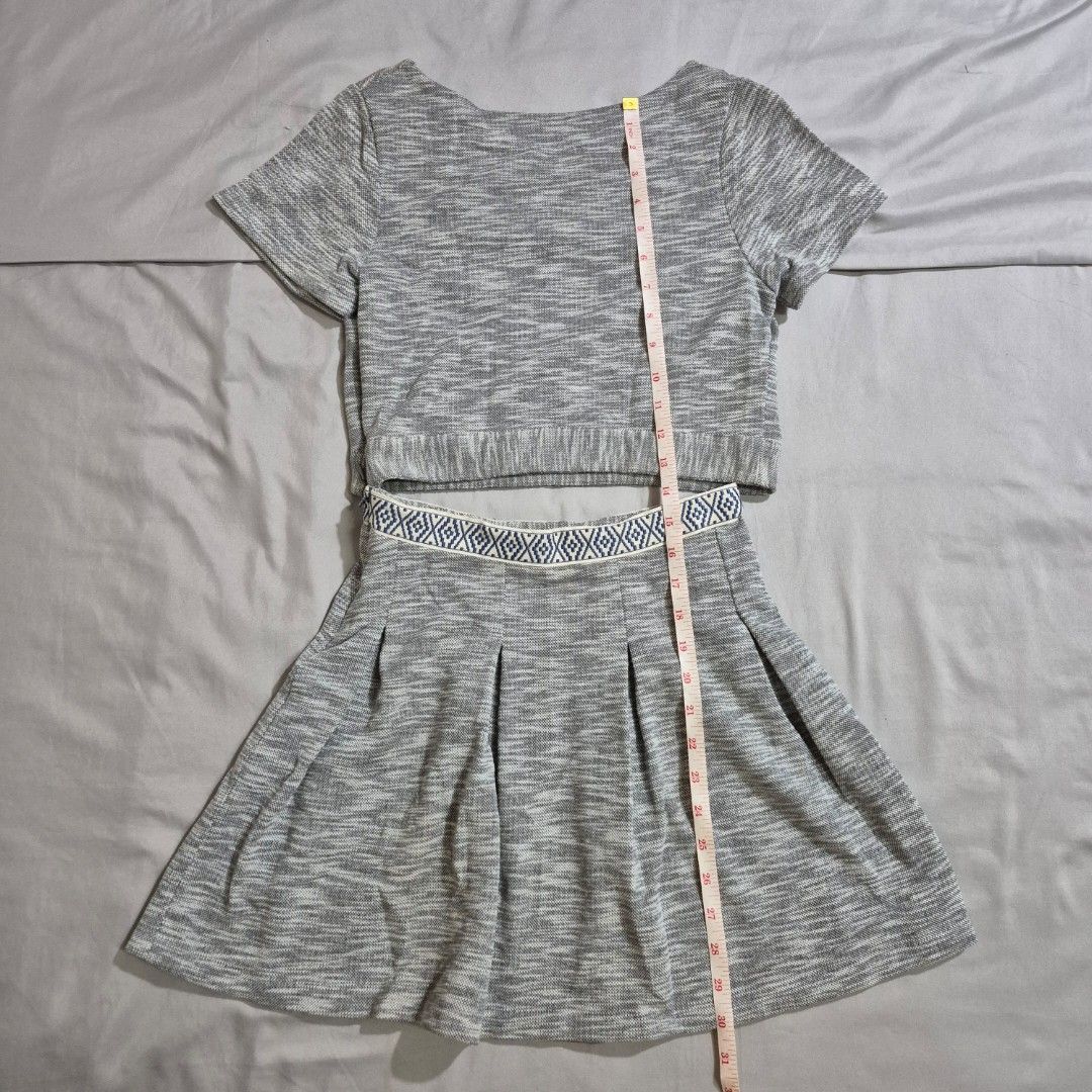 Just G Crop Top & Skirt Set Size 3 (Category: Sets or Coordinates) located in Caloocan City. Submitted by pamev (Listing ID 1453913517, Image 3). Description: sold as a set for 350 note: some discoloration fits XS frames rfs: decluttering mop: gcash/maya/bdo/bpi shipping: j&t/lalamove/grab (sf to be shouldered by the buyer) loc: north caloocan.