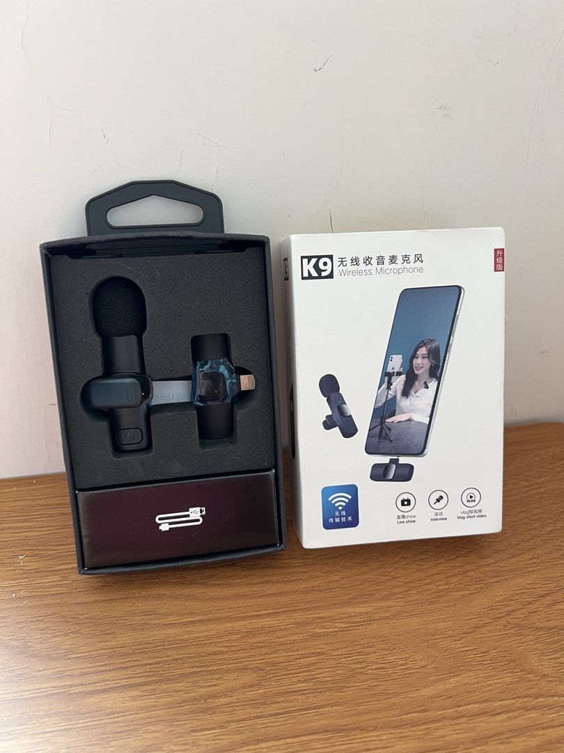 手機無線 夾領 麥克風 錄音通話咪 藍牙 充電 iPhone Lighting插頭 / K9 Wireless Microphone for iPhone/iPad （分類：咪高風/麥克風）位於 Hong Kong。 由 cat.hy 提交（商品編號 1453850012，圖片 2）。簡介： K9 wireless microphone set. Plug and play, no app needed. Works with iPhone and iPad via Lightning connector. Up to 20 meters reception range. Clear sound quality. Great for vlogging, interviews, or live streaming. Comes in original packaging.。