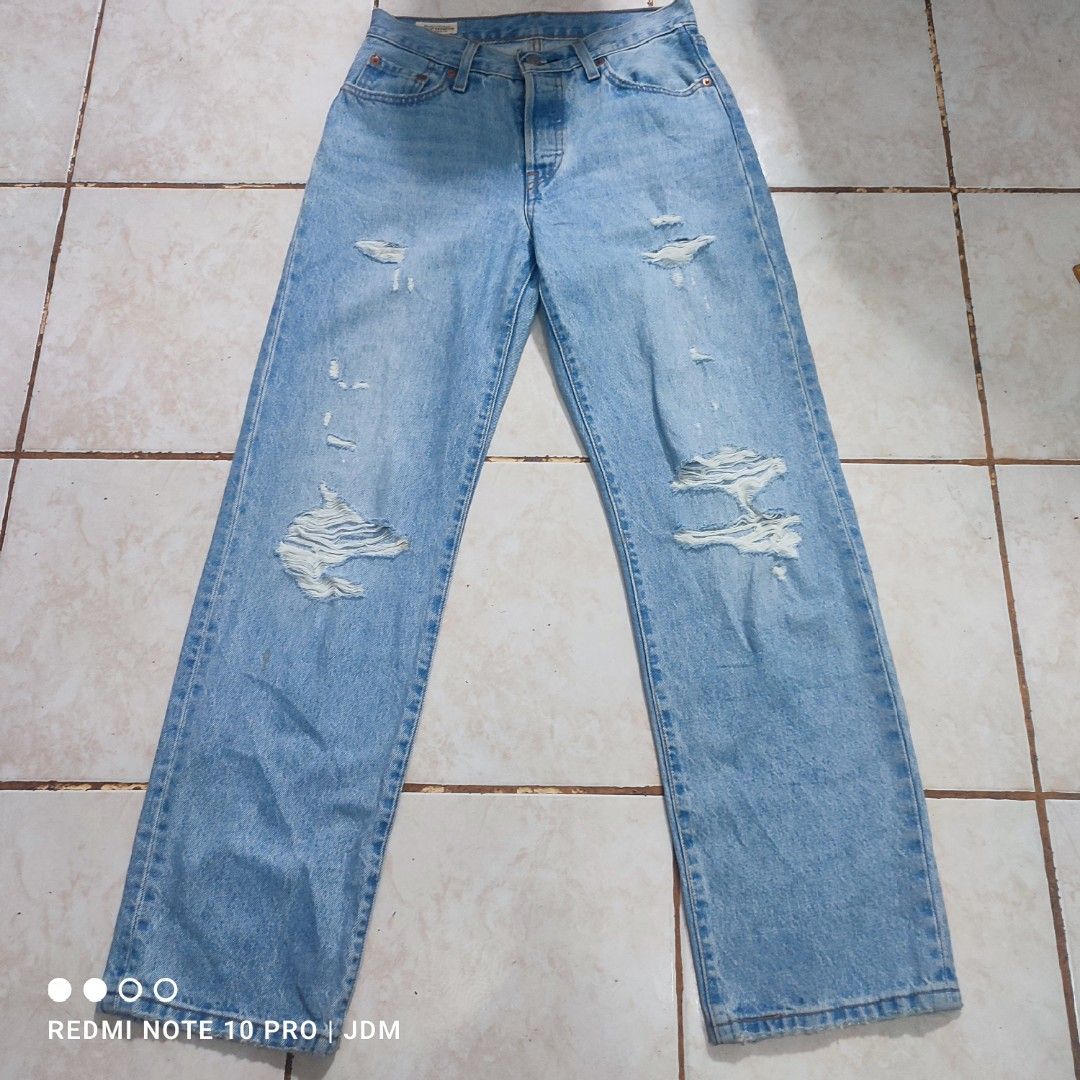 Levi Strauss 501 distressed jeans (Category: Jeans) located in Antipolo. Submitted by klashnikov (Listing ID 1453831909, Image 1). Description: Classic Levi's 501 high-rise jeans in a flattering light wash with authentic distressed details and iconic button fly closure. Dimes:28x39" Tags:complete Condition:very good ColorRate:9.5/10 Honest issue:used/need wash Payment option:Bank transfer,gcash,cash ₱500 only Pwede videocall for legitimacy Pwede 