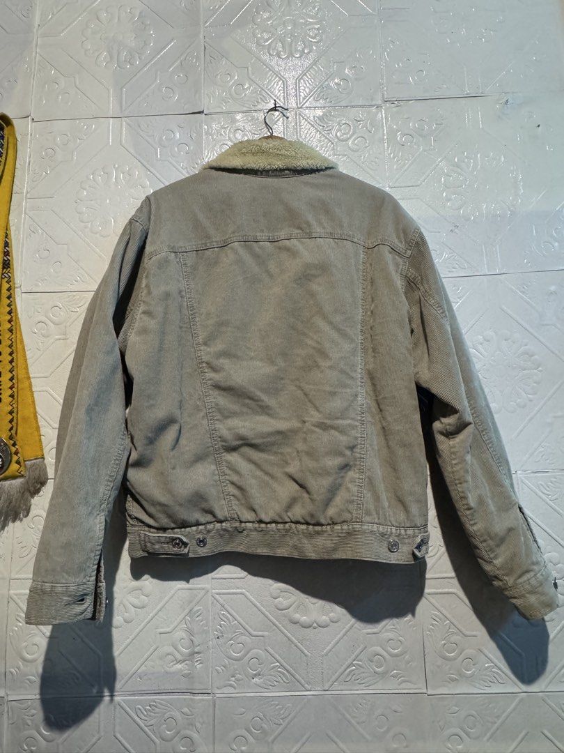 Levis corduroy sherpa (Category: Coats, Jackets and Outerwear) located in Baguio. Submitted by ezaussie (Listing ID 1453999970, Image 2). Description: Size M on tag Dimensions 25x26 .