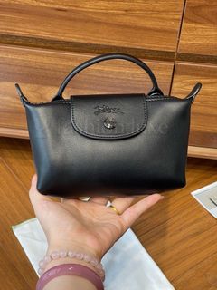 (Category: ) located in . Submitted by fashion.luxe (Listing ID 1453874085, Image 1). Description: .