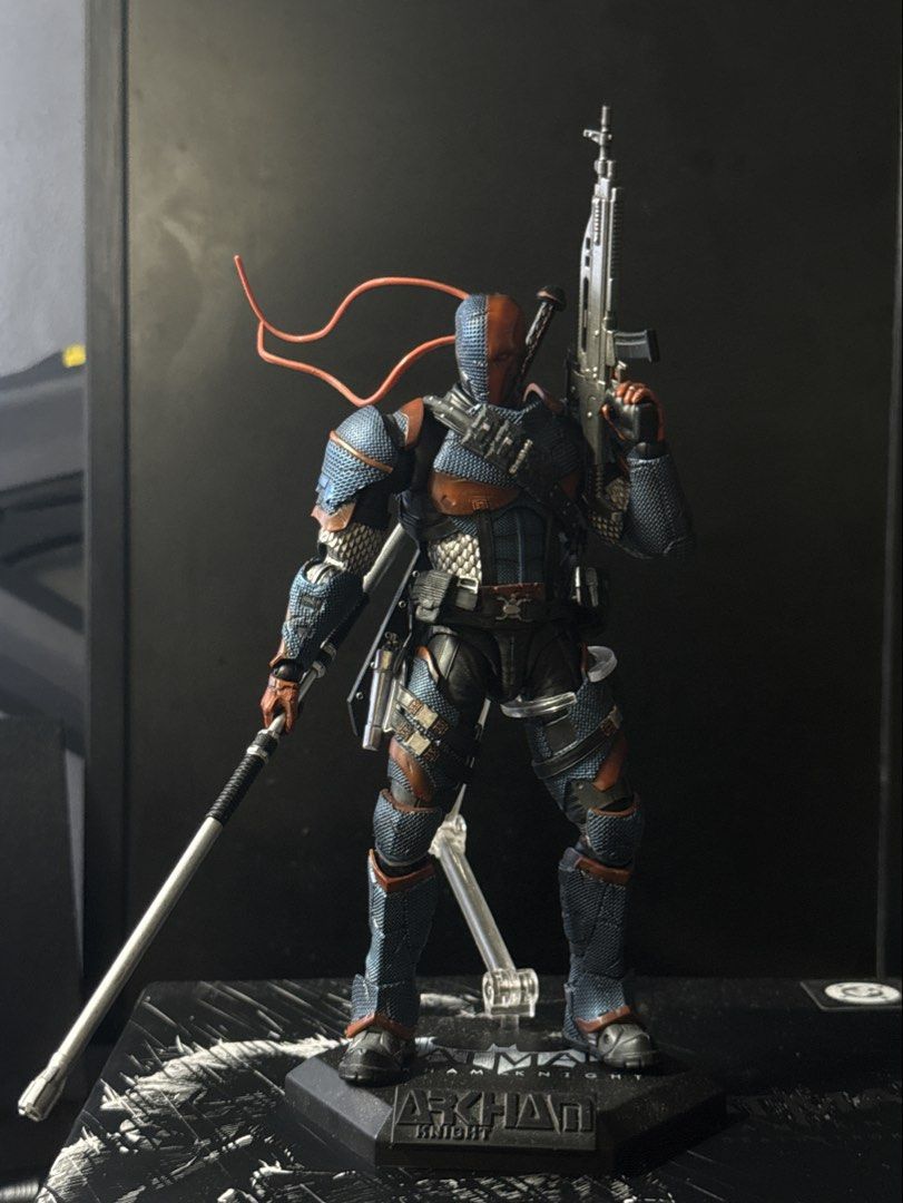 LPZZ Arkham Knight Deathstroke 1/12 Scale (Category: Figurines & Statues) located in Pila. Submitted by astro.4l (Listing ID 1453878249, Image 1). Description: - Deathstroke collectible figure from Arkham Knight - 1/12 scale - COMPLETE weapons and accessories - Like new displayed only .