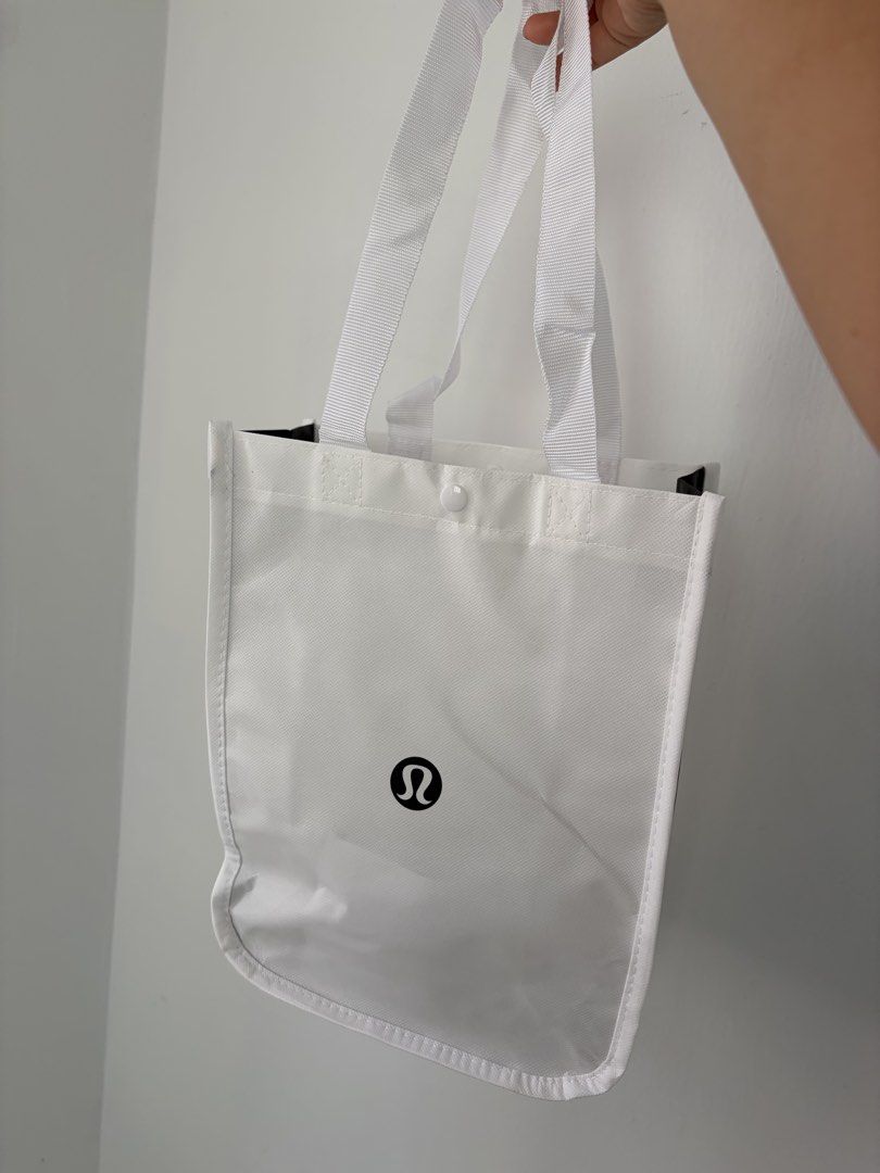Lululemon Glow Up SHR Tight 24” in Brown (Category: Activewear) located in Pasig City. Submitted by threadbarearchive (Listing ID 1453822281, Image 2). Description: Bought from Johor Premium Outlet COLORS AVAILABLE: BLACK ❌ DARK BROWN.