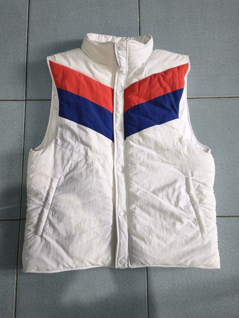 Malbon Golf & Ski White Puffer Vest Size XL (Category: Vests) located in Floridablanca. Submitted by vintager12 (Listing ID 1453973347, Image 1). Description: - White puffer vest from Malbon - Features a sporty red and blue stripe design on the chest - Made of 100% nylon - Ideal for layering and adding a pop of color - Easy to wear - Please check the care label for washing instructions.