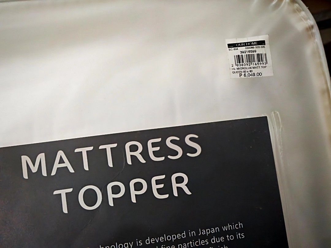 Mattress topper (Category: Bedding & Towels) located in Mandaluyong City. Submitted by fiercestorm.31 (Listing ID 1453954336, Image 2). Description: White mattress topper Queen size RFS - hindi na magagamit Negotiable.