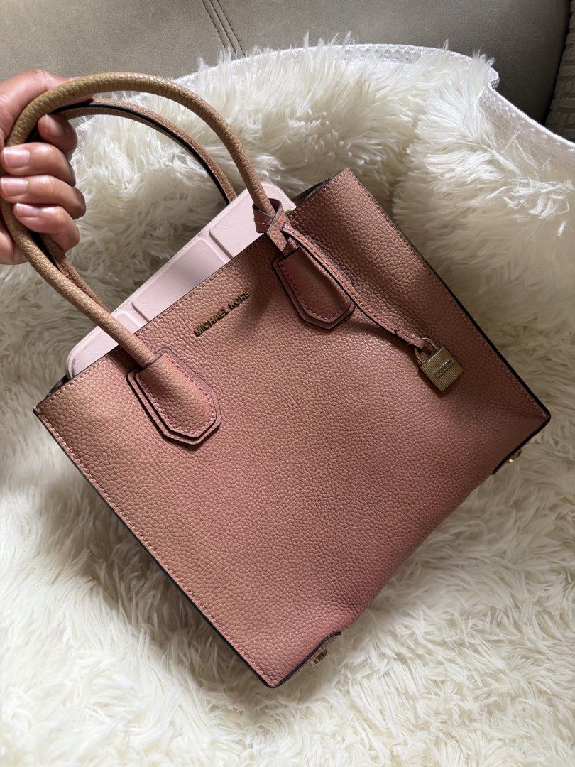 Michael Kors Pink Leather Tote Bag (Category: Luxury Bags & Wallets) located in Cebu City. Submitted by gdcebu (Listing ID 1453869468, Image 2). Description: .