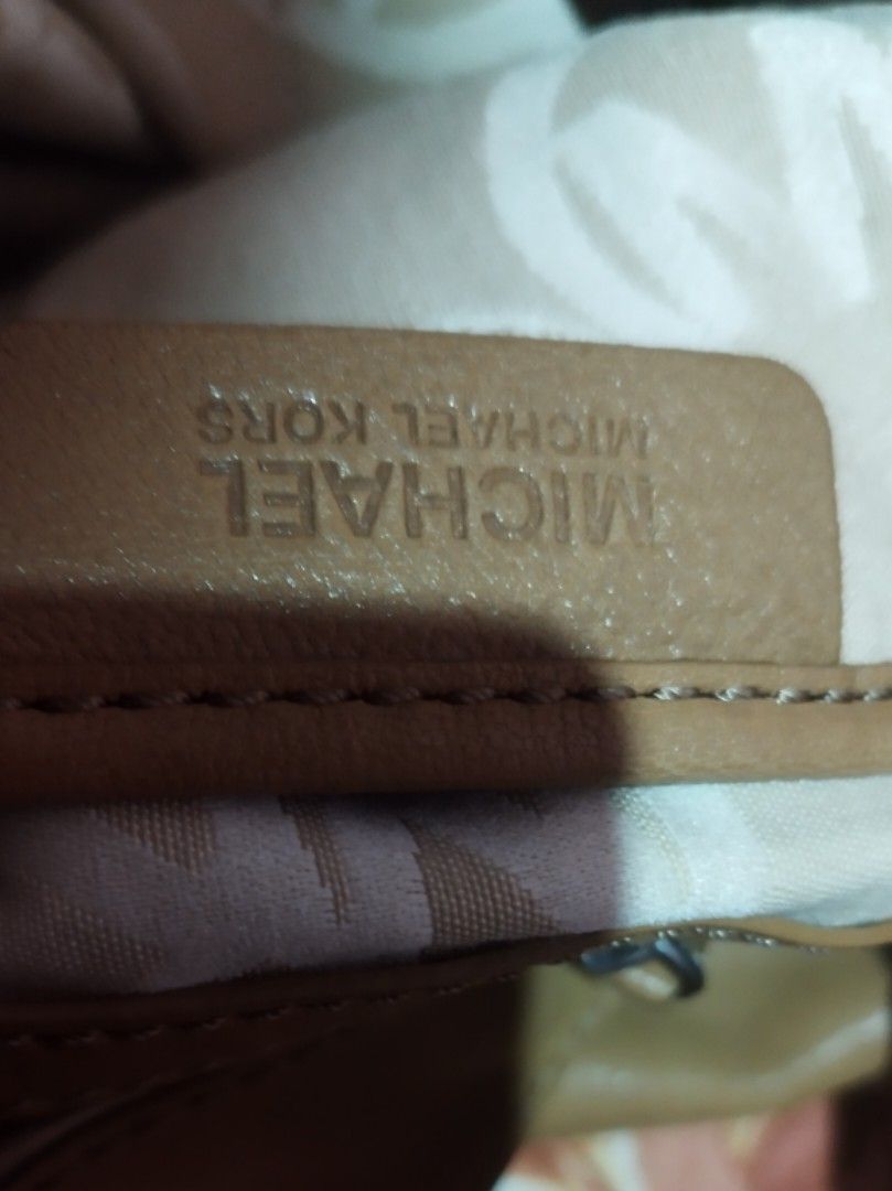 Michael Kors Tan Leather Hobo Shoulder Bag (Category: Luxury Bags & Wallets) located in Rizal. Submitted by purplemon117.8 (Listing ID 1453867363, Image 2). Description: mi soU.