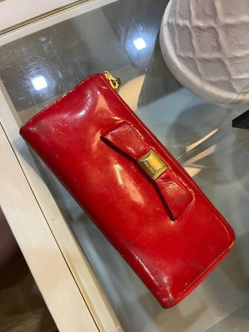 Miu Miu Glossy Leather bow wallet (Category: Luxury Bags & Wallets) located in Quezon City. Submitted by michypeachyy1 (Listing ID 1453900847, Image 1). Description: 750 plus shipment Issue need lang linisan and pahiran ng leather oil para maalis stickiness. Madumi lang siya hindi yan mismo sira ng leather yung nasa pic..