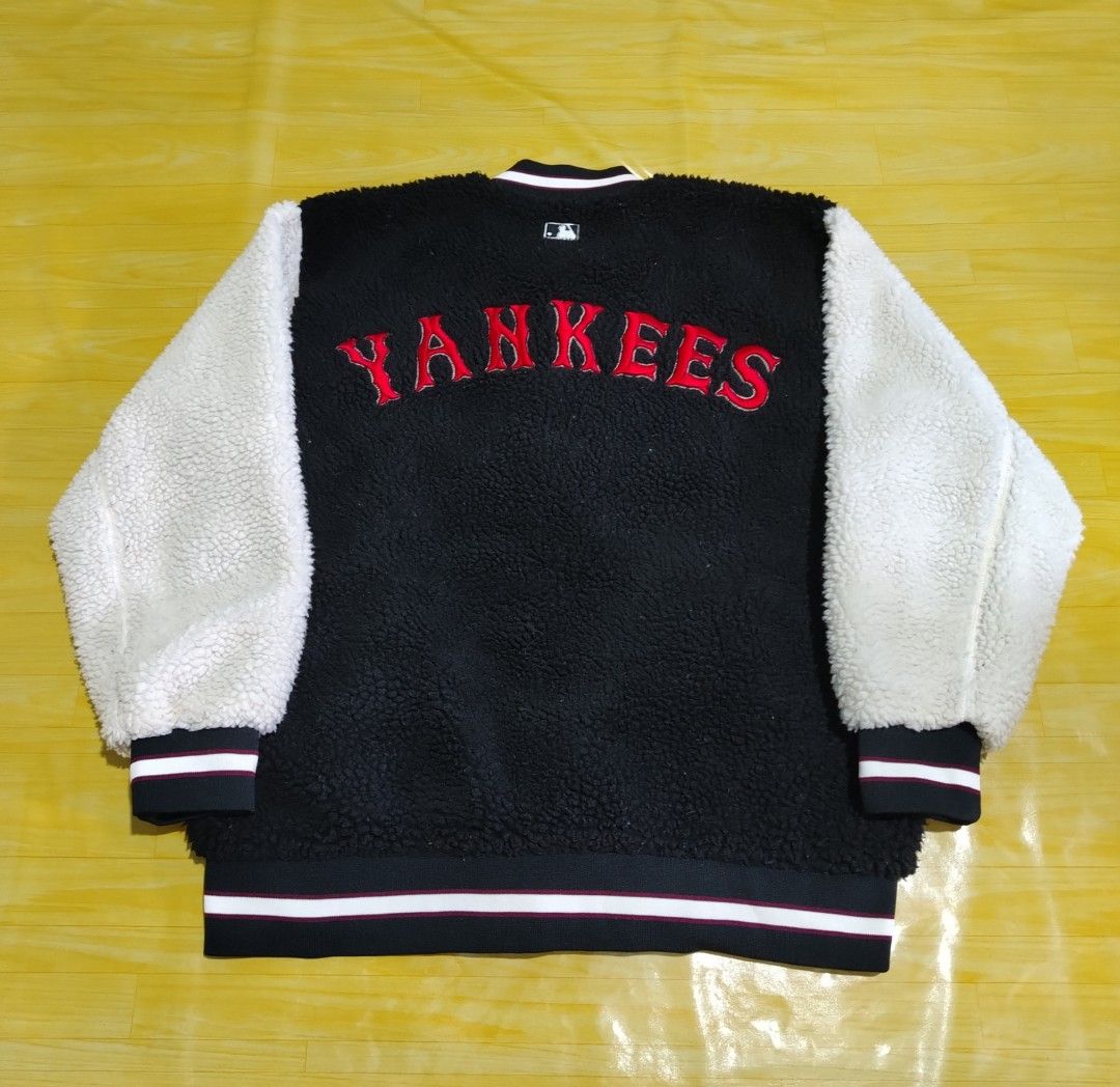 MLB New York Yankees Fleece Bomber Jacket (Category: Coats, Jackets and Outerwear) located in Lucena. Submitted by thrifteditem (Listing ID 1453896991, Image 2). Description: - Black and white fleece bomber jacket - 'NY' embroidered on front, 'Yankees' on back (red embroidery) - Ribbed collar, cuffs, and hem with white and maroon stripes - MLB tag inside indicates size M - Button-up front.