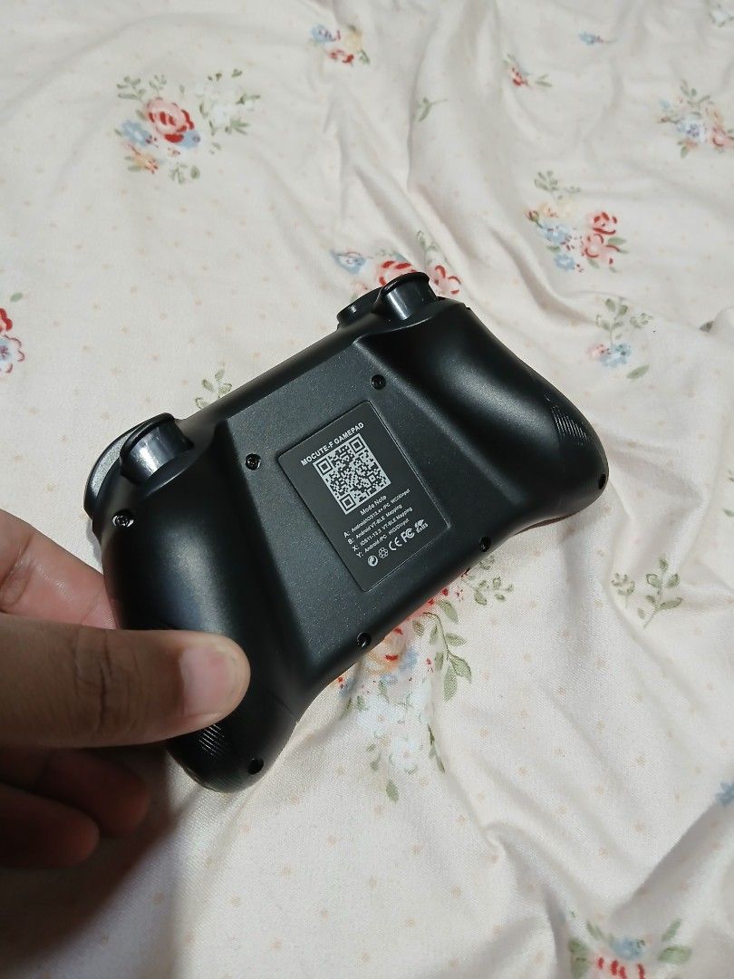 MOCUTE Mobile Game Controller with Phone Mount (Category: Controllers) located in Manila. Submitted by evjohnpru14739 (Listing ID 1453938268, Image 3). Description: - MOCUTE mobile game controller - Built-in, extendable phone mount - Compatible with most smartphones - Ideal for mobile gaming - used twice only to test - RFS change of plan - buyer will shoulder SF.
