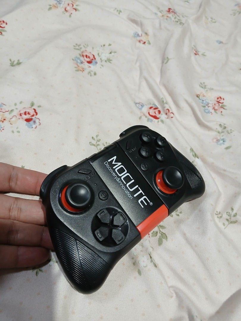 MOCUTE Mobile Game Controller with Phone Mount (Category: Controllers) located in Manila. Submitted by evjohnpru14739 (Listing ID 1453938268, Image 2). Description: - MOCUTE mobile game controller - Built-in, extendable phone mount - Compatible with most smartphones - Ideal for mobile gaming - used twice only to test - RFS change of plan - buyer will shoulder SF.