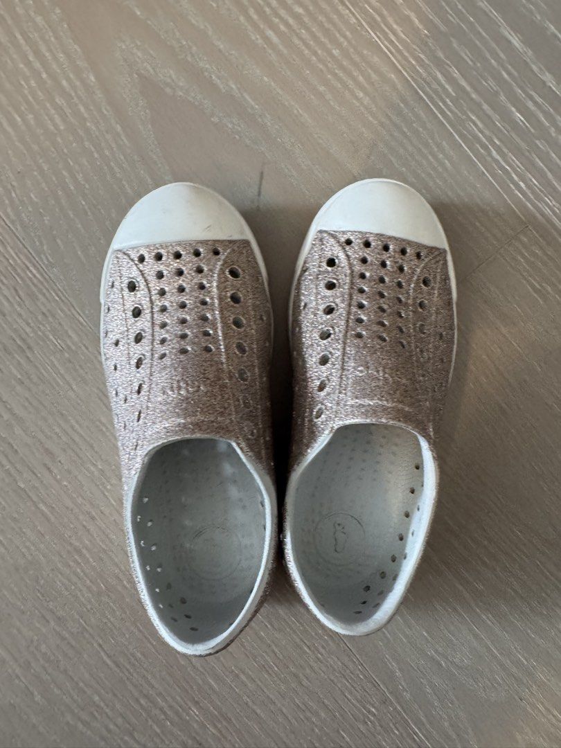 Native Shoes （分類：嬰兒及小童流行時尚）位於 Hong Kong。 由 annagurl00 提交（商品編號 1453872861，圖片 1）。簡介： Hey there! Up for grabs are these super cute Native Shoes, perfect for your little one. They're a size C12 and have this lovely rose gold glitter design that's sure to sparkle. These are the classic slip-on style, super easy to get on and off. They've been loved and used, as you can see from the soles, but still have plenty of life left for adventures. Great for ev