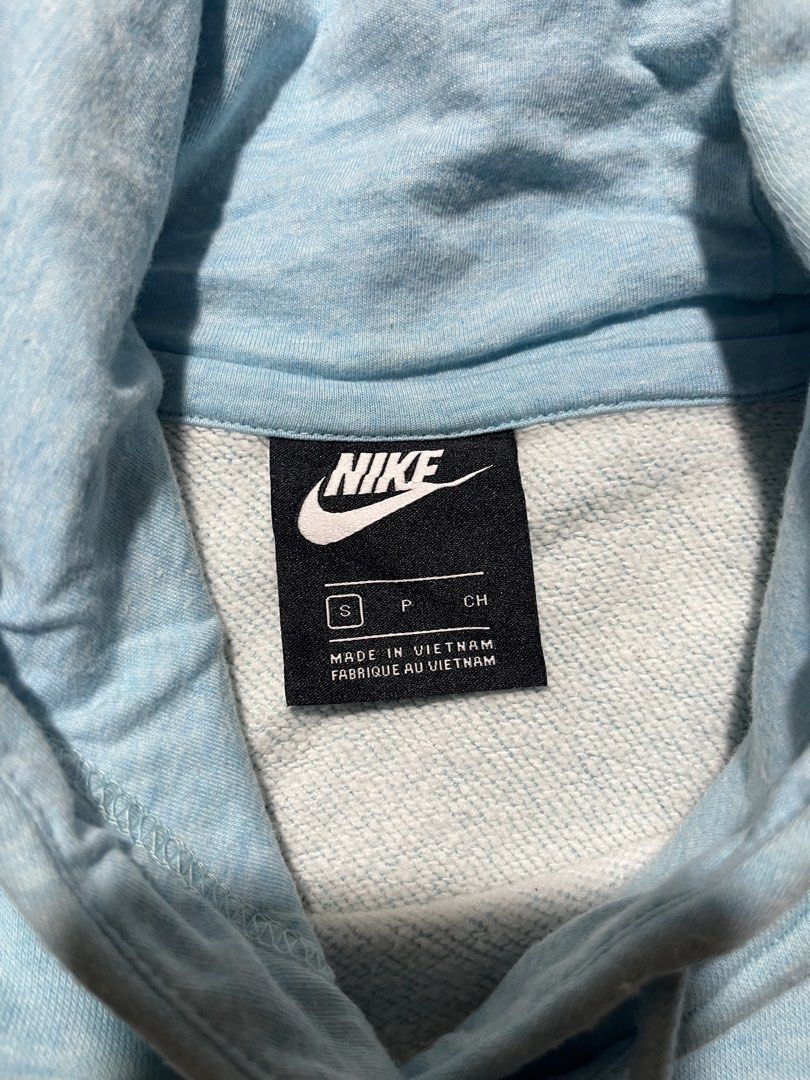 Nike NSW Essential Hoodie Pull Over Fleece (Category: Coats, Jackets and Outerwear) located in Siquijor. Submitted by dcfinds (Listing ID 1453963558, Image 3). Description: Nike NSW Essential Hoodie Pull Over Fleece Like New Condition 10/10 Color rate 24.5x20 499.
