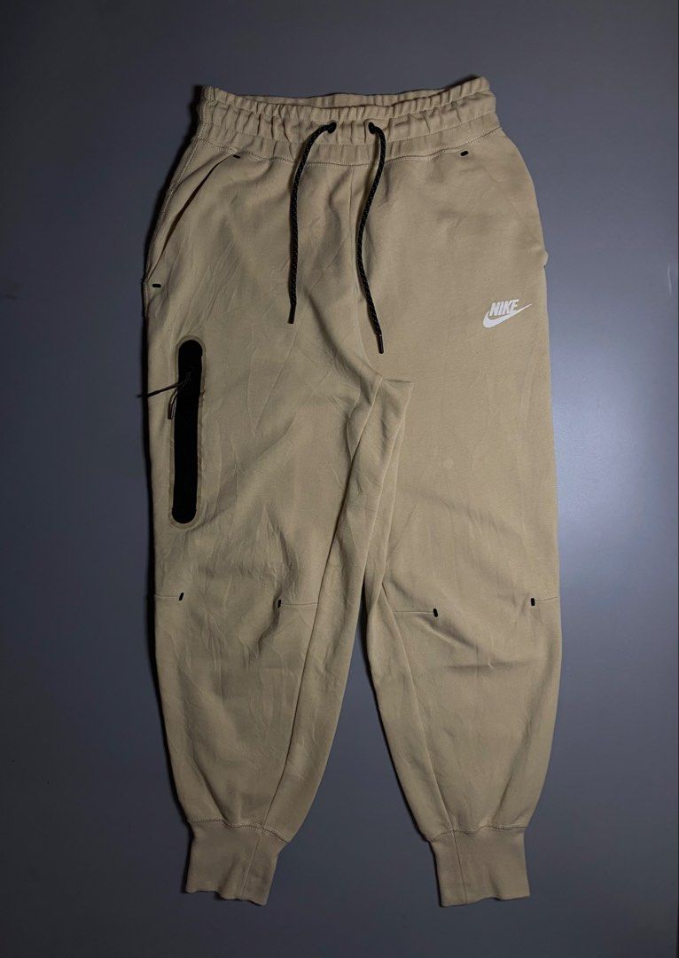 Nike Tech Fleece (Category: Joggers) located in Trento. Submitted by rappiboy121322 (Listing ID 1453910958, Image 2). Description: Nike Tech Fleece Excellent condition Issue scratch piro hindi naman halata Dimes: 28-30 waistline 37.5 Length 400 free shipping.