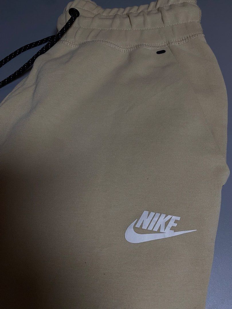 Nike Tech Fleece (Category: Joggers) located in Trento. Submitted by rappiboy121322 (Listing ID 1453910958, Image 3). Description: Nike Tech Fleece Excellent condition Issue scratch piro hindi naman halata Dimes: 28-30 waistline 37.5 Length 400 free shipping.
