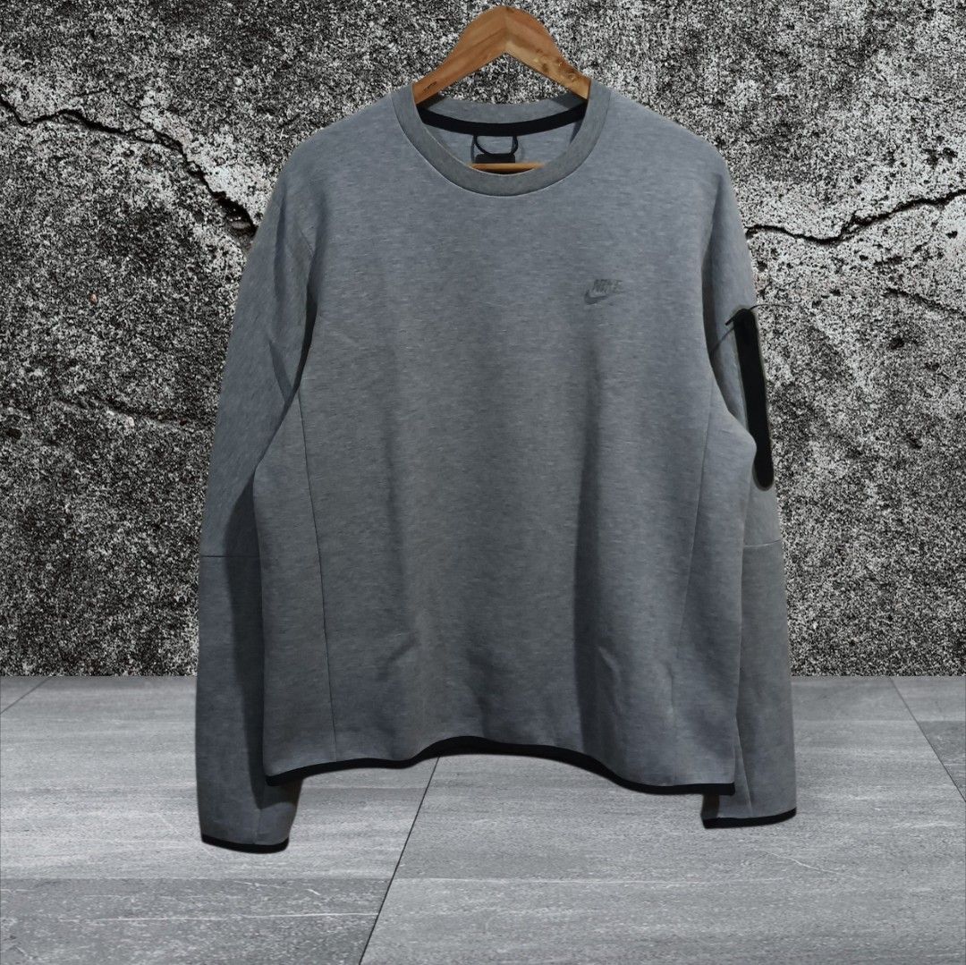 Nike Tech Fleece Crewneck Sweatshirt (Category: Coats, Jackets and Outerwear) located in Calatagan. Submitted by lyvertabora (Listing ID 1453820464, Image 2). Description: Dimension:L-26.5 W-22 colorate-9.7/10 issue:sa rubber logo at Yung 2 pinhole see last two picture needwas.
