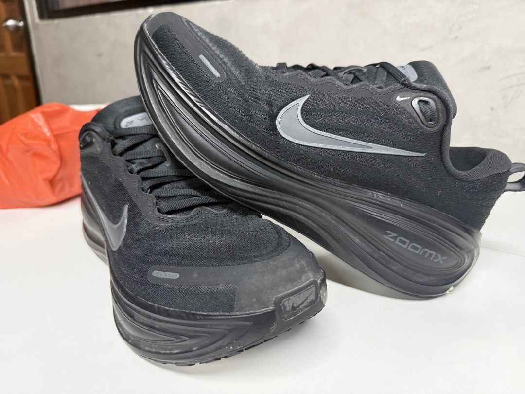 Nike Vomero Plus (Category: Casual Shoes) located in San Rafael. Submitted by froyce (Listing ID 1453909220, Image 2). Description: 200km Has a chip but doesn't affect performance. Bought for 9,800 via Nike App in the Ph.