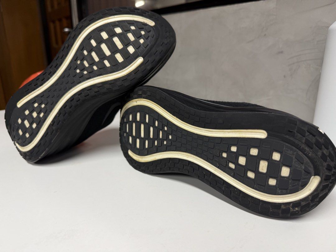 Nike Vomero Plus (Category: Casual Shoes) located in San Rafael. Submitted by froyce (Listing ID 1453909220, Image 3). Description: 200km Has a chip but doesn't affect performance. Bought for 9,800 via Nike App in the Ph.