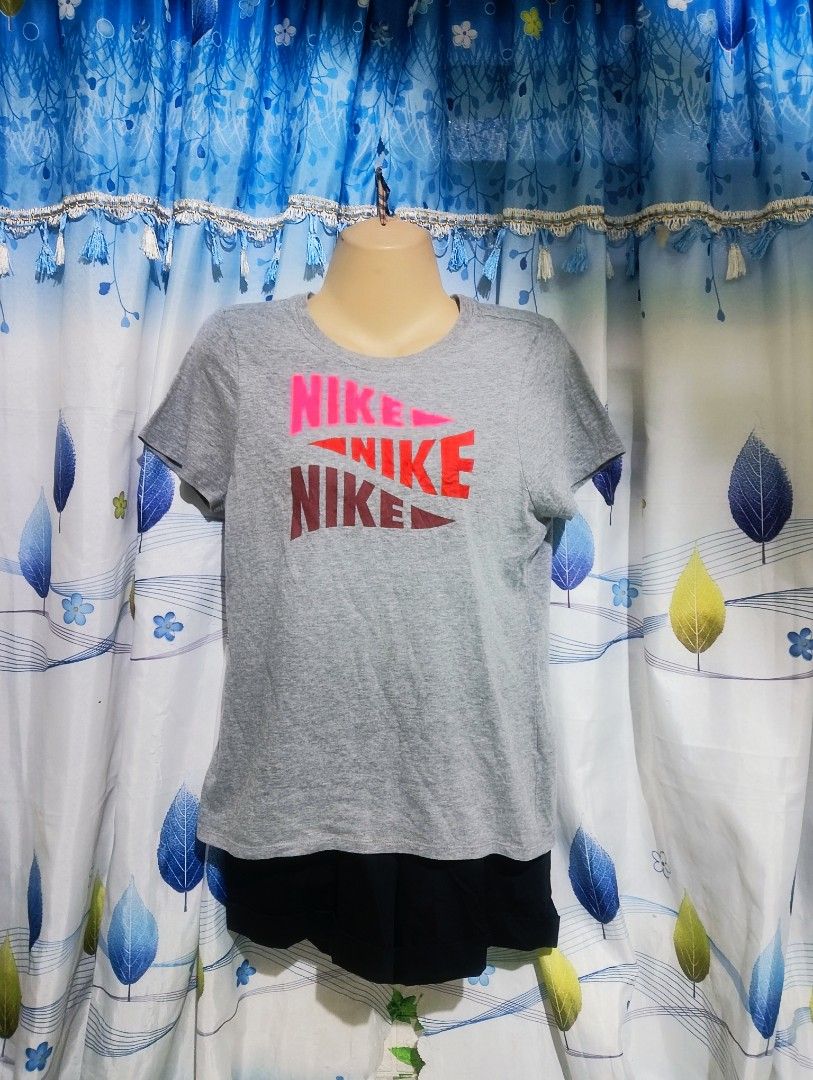 NIKE WOMEN SHIRT (Category: Shirts) located in Davao. Submitted by nevar07 (Listing ID 1454000119, Image 1). Description: SIZE: SMALL TO MEDIUM DIMENSION: W17.5 X L23 FABRIC: COTTON SHORT SLEEVE EXCELLENT CONDITION NO ISSUE DM TO PURCHASE 📥 𝐑𝐄𝐌𝐈𝐍𝐃𝐄𝐑: •𝐂𝐨𝐥𝐨𝐫 𝐦𝐚𝐲 𝐯𝐚𝐫𝐲 𝐝𝐮𝐞 𝐨𝐟 𝐭𝐡𝐞 𝐥𝐢𝐠𝐡𝐭𝐢𝐧𝐢𝐧𝐠 •𝐀𝐥𝐥 𝐢𝐭𝐞𝐦𝐬 𝐚𝐫𝐞 𝐭𝐡𝐫𝐢𝐟𝐭𝐞𝐝/𝐟𝐫𝐨m 𝐮𝐤𝐚𝐲 𝐛𝐚𝐥𝐞. 𝐋𝐢𝐦𝐢𝐭 𝐚𝐧𝐝 𝐩𝐥𝐞𝐚𝐬𝐞 𝐦𝐚𝐧𝐚𝐠𝐞 𝐮𝐫 𝐞�