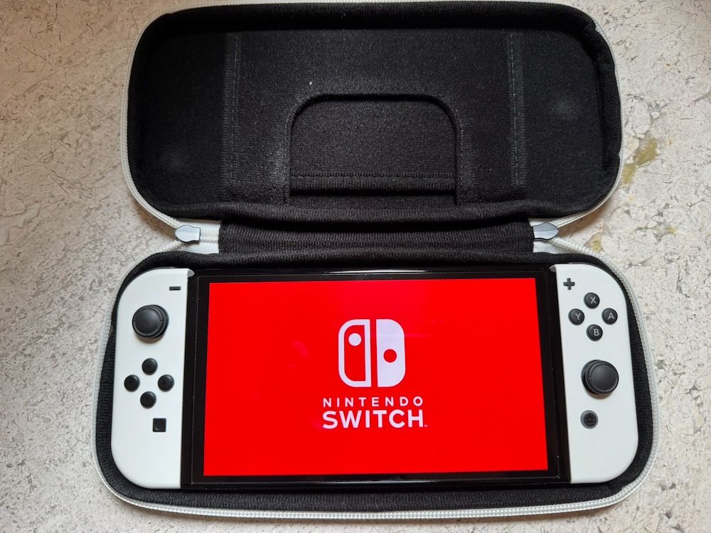 Nintendo Switch OLED （分類：Nintendo 任天堂）位於 Hong Kong。 由 vastowl.65036b 提交（商品編號 1453865607，圖片 1）。簡介： Good condition Nintendo Switch (OLED model) for sale. The official carrying case is included, as well as original box, charger, dock, and cables as seen in photos. An extra joycon charging grip is included (but no extra joycon - just the single pair originally included). No microSD card included. Also includes a Genki USB-C travel docking station tha