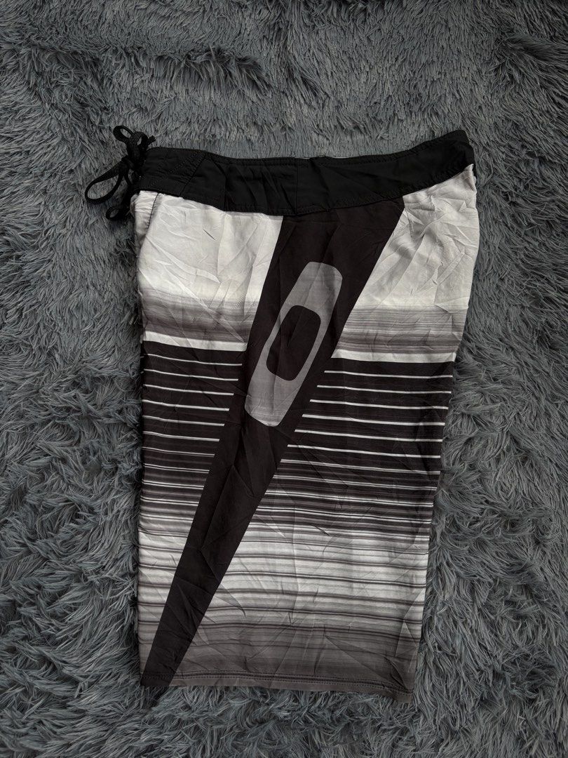 Oakley Spell out/Big logo Board shorts (Category: Swim Trunks & Board Shorts) located in Manila. Submitted by 3ftkl2 (Listing ID 1453857940, Image 1). Description: Size on tag: NONE Waist: 15.50 Length: 23” Hem: 11.5” Condition: Very Good Issue: Loose Stitchings Color rate: 9.5/10 Note: Color may vary due to lighting. 499 + shipping. none negotiable. DM us for more inquiries..