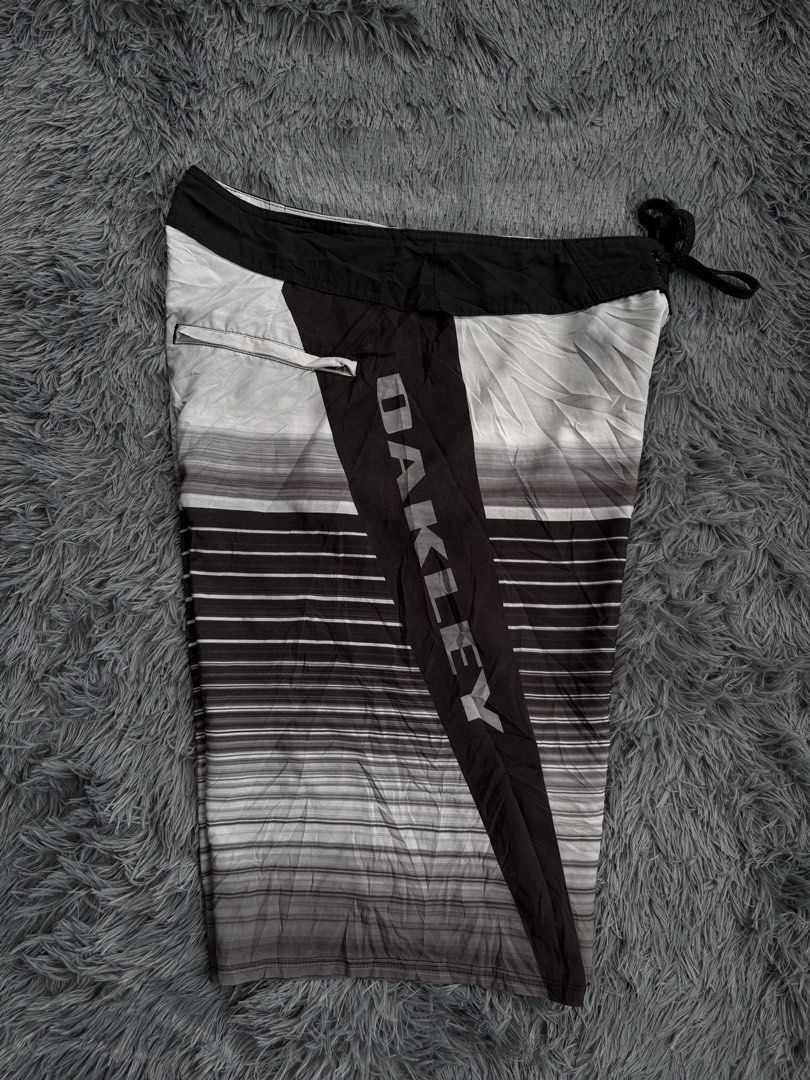 Oakley Spell out/Big logo Board shorts (Category: Swim Trunks & Board Shorts) located in Manila. Submitted by 3ftkl2 (Listing ID 1453857940, Image 2). Description: Size on tag: NONE Waist: 15.50 Length: 23” Hem: 11.5” Condition: Very Good Issue: Loose Stitchings Color rate: 9.5/10 Note: Color may vary due to lighting. 499 + shipping. none negotiable. DM us for more inquiries..