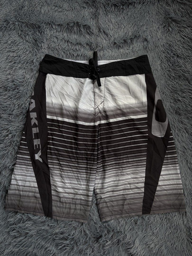 Oakley Spell out/Big logo Board shorts (Category: Swim Trunks & Board Shorts) located in Manila. Submitted by 3ftkl2 (Listing ID 1453857940, Image 3). Description: Size on tag: NONE Waist: 15.50 Length: 23” Hem: 11.5” Condition: Very Good Issue: Loose Stitchings Color rate: 9.5/10 Note: Color may vary due to lighting. 499 + shipping. none negotiable. DM us for more inquiries..