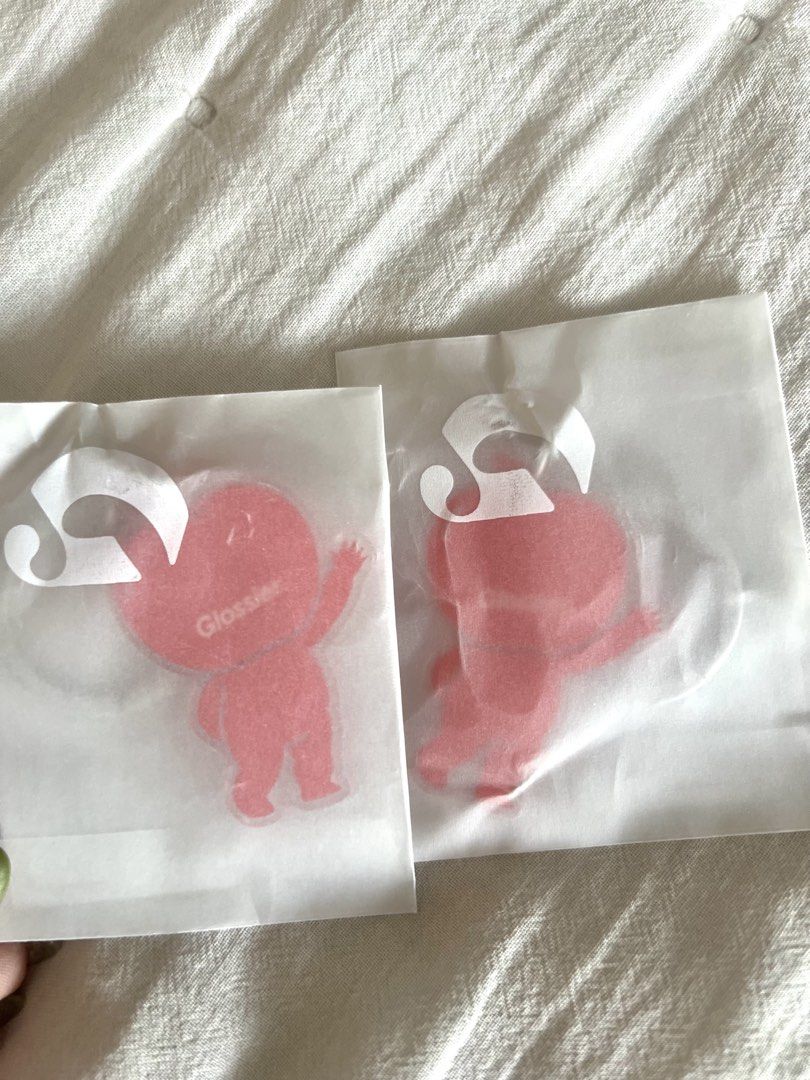 [ONHAND] Glossier - Applebaby Keychain (Category: Makeup) located in Cebu City. Submitted by angel.energyph2 (Listing ID 1453877730, Image 2). Description: 🏷️ ₱650 - Brand new w packaging A tiny New Yorker built to tag along. Clip this collectible Applebaby Keychain onto your keys, handbag or whatever’s coming with you on your adventures. 100% Acrylic. Size: 1.97″ × 1.46″ × 0.12″ .