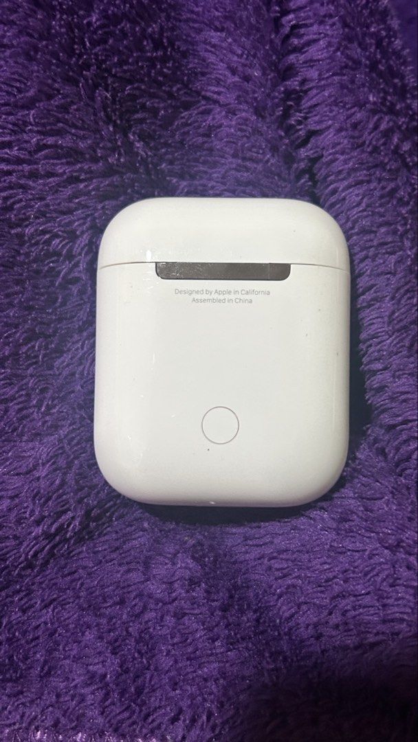 Original Airpods gen 2 read desc (Category: Headphones & Headsets) located in Manila. Submitted by hirunlody (Listing ID 1453892800, Image 2). Description: I bought this way back nung pandemic pa around 2020 so BUY AT YOUR OWN RISK - super mabilis malowbatt na around 5 mins mo nalang siguro magagamit but the sound is still amazing and good - no charger but it still comes with its original box and with this case as a freebie - the airpods needs so