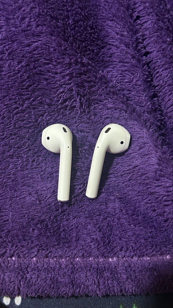Original Airpods gen 2 read desc (Category: Headphones & Headsets) located in Manila. Submitted by hirunlody (Listing ID 1453892800, Image 3). Description: I bought this way back nung pandemic pa around 2020 so BUY AT YOUR OWN RISK - super mabilis malowbatt na around 5 mins mo nalang siguro magagamit but the sound is still amazing and good - no charger but it still comes with its original box and with this case as a freebie - the airpods needs so