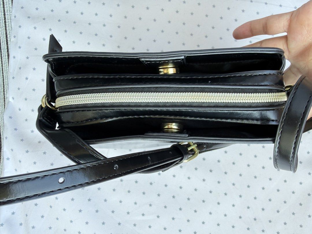 -OTW- PRELOVED GU Minimalist Box Mini Shoulder Bag (Category: Cross-body Bags) located in Cebu City. Submitted by himawari26 (Listing ID 1453895717, Image 3). Description: ✨🌴 Shipping Update: ETA end of Oct 🚨🌴✨🚚 – GU Minimalist Box Mini Shoulder Bag – 𝗕𝗥𝗔𝗡𝗗: GU 𝗠𝗢𝗗𝗘𝗟: Box Mini Shoulder Bag 𝗖𝗢𝗟𝗢𝗥: Black 𝗠𝗔𝗧𝗘𝗥𝗜𝗔𝗟: Faux Leather (PU) / 100% Polyester Lining 𝗦𝗧𝗬𝗟𝗘: Minimalist / Japanese / Office Chic / Casual / Everyday