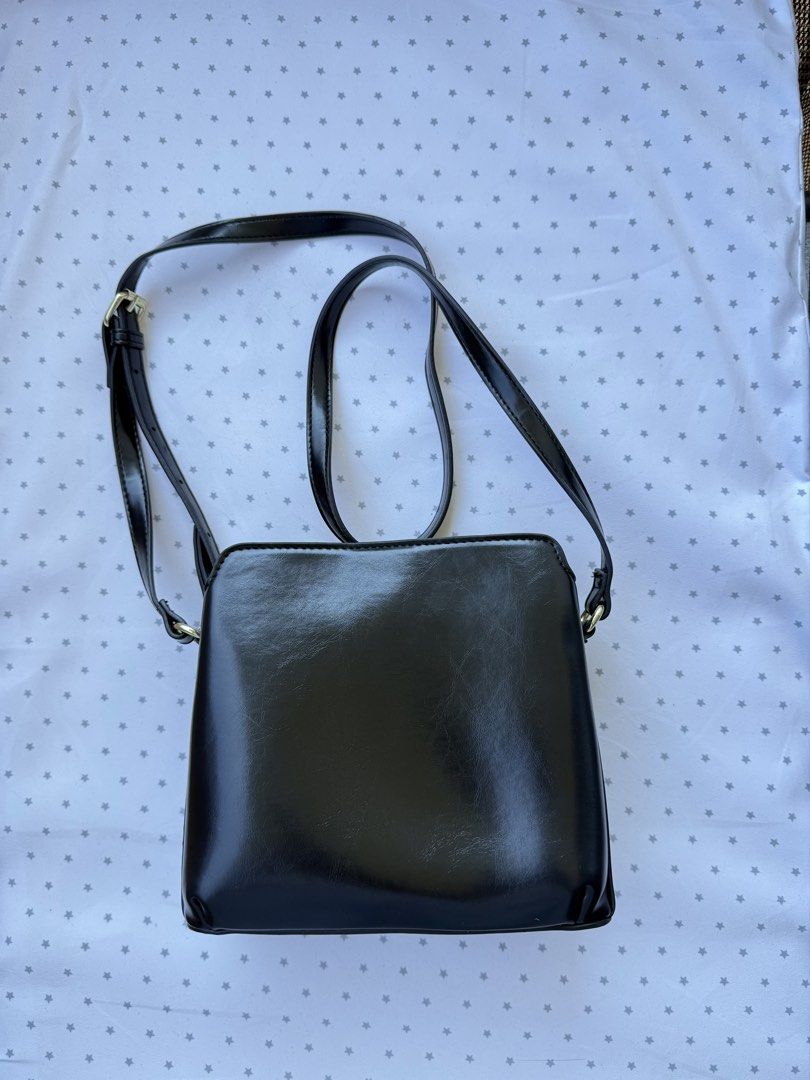 -OTW- PRELOVED GU Minimalist Box Mini Shoulder Bag (Category: Cross-body Bags) located in Cebu City. Submitted by himawari26 (Listing ID 1453895717, Image 1). Description: ✨🌴 Shipping Update: ETA end of Oct 🚨🌴✨🚚 – GU Minimalist Box Mini Shoulder Bag – 𝗕𝗥𝗔𝗡𝗗: GU 𝗠𝗢𝗗𝗘𝗟: Box Mini Shoulder Bag 𝗖𝗢𝗟𝗢𝗥: Black 𝗠𝗔𝗧𝗘𝗥𝗜𝗔𝗟: Faux Leather (PU) / 100% Polyester Lining 𝗦𝗧𝗬𝗟𝗘: Minimalist / Japanese / Office Chic / Casual / Everyday