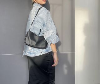 (Category: ) located in . Submitted by offthecloset.byg (Listing ID 1453825561, Image 1). Description: .