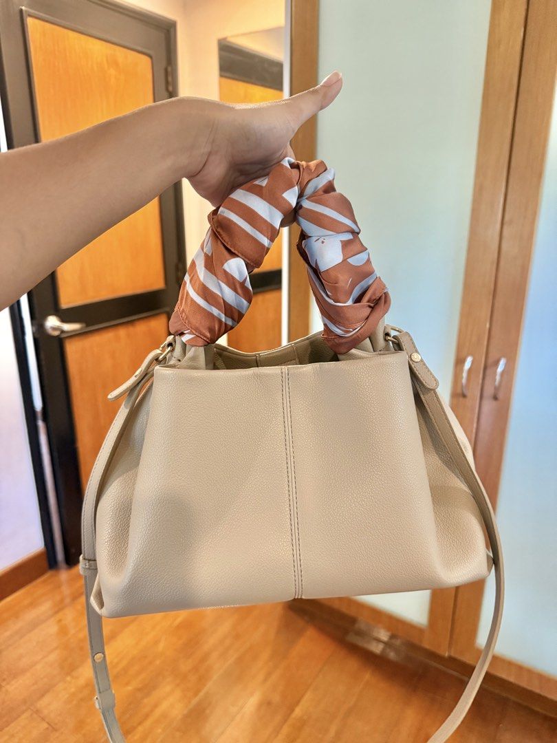 Polène Numero Neuf Regular (Category: Luxury Bags & Wallets) located in Muntinlupa City. Submitted by yang.stuff (Listing ID 1452364109, Image 1). Description: Authentic Polene Numero Neuf Regular Selling low due to minor leather peeling tho does not affect the bag’s functionality. Price still nego. Pm me.