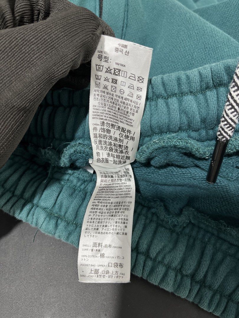‎“PUMA X AMI” SWEATPANTS VARSITY GREEN (Category: Joggers) located in Taguig. Submitted by ldm.ph (Listing ID 1453992615, Image 3). Description: ‎(LDM B:0168 ) ‎ACTUAL FIT:LARGE ‎Waistline:28(STRETCHABLE) ‎Inches length:37 Leg opening:5 ‎Condition:GOOD AS NEW ‎Color rate:10 ‎Flaws:❌ ‎(READY TO WEAR) ‎..