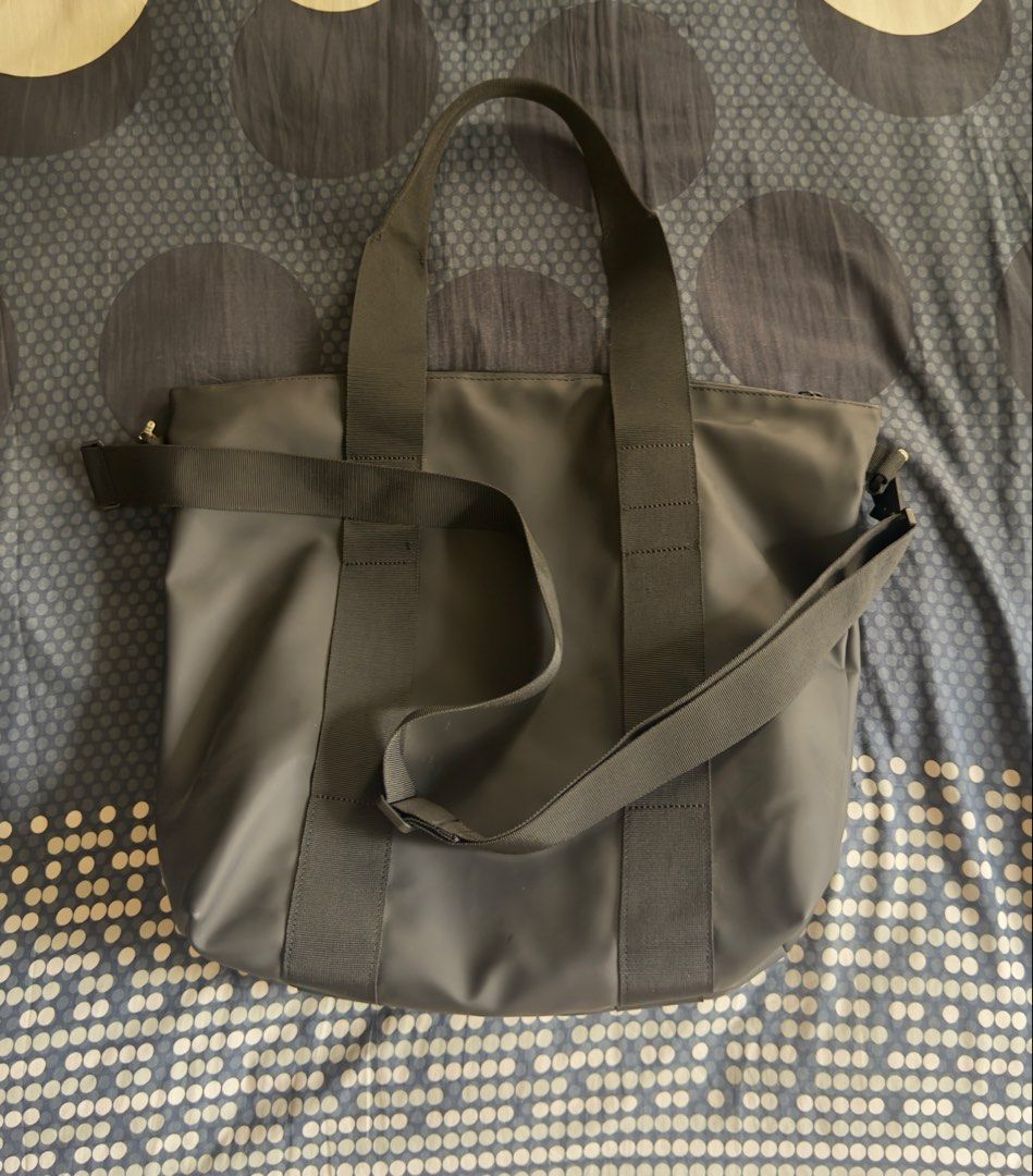 Rains Tote Bag Mini (Category: Tote Bags) located in Caloocan City. Submitted by knackknicks (Listing ID 1453851926, Image 1). Description: Details Material: 100% polyester with polyurethane coating Waterproof rating: W3 – Waterproof protection from light rain Water column pressure: 8000mm Measurements: H36 x W35 x D13cm / H17.7 x W13.8 x D5.1 inches Volume: 16.4 liters / 4.3 gallons Features: Coated tonal zip closure Single main compartment Webb