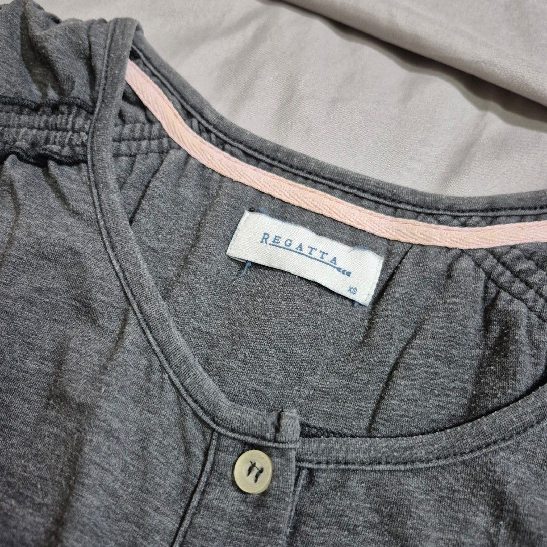 Regatta Grey Button Up T-Shirt XS (Category: Shirts) located in Caloocan City. Submitted by pamev (Listing ID 1453919411, Image 2). Description: rfs: decluttering mop: gcash/maya/bdo/bpi shipping: j&t/lalamove/grab (sf to be shouldered by the buyer) loc: north caloocan.
