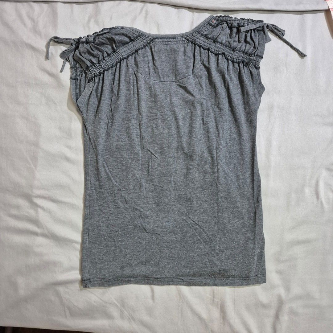Regatta Grey Button Up T-Shirt XS (Category: Shirts) located in Caloocan City. Submitted by pamev (Listing ID 1453919411, Image 3). Description: rfs: decluttering mop: gcash/maya/bdo/bpi shipping: j&t/lalamove/grab (sf to be shouldered by the buyer) loc: north caloocan.