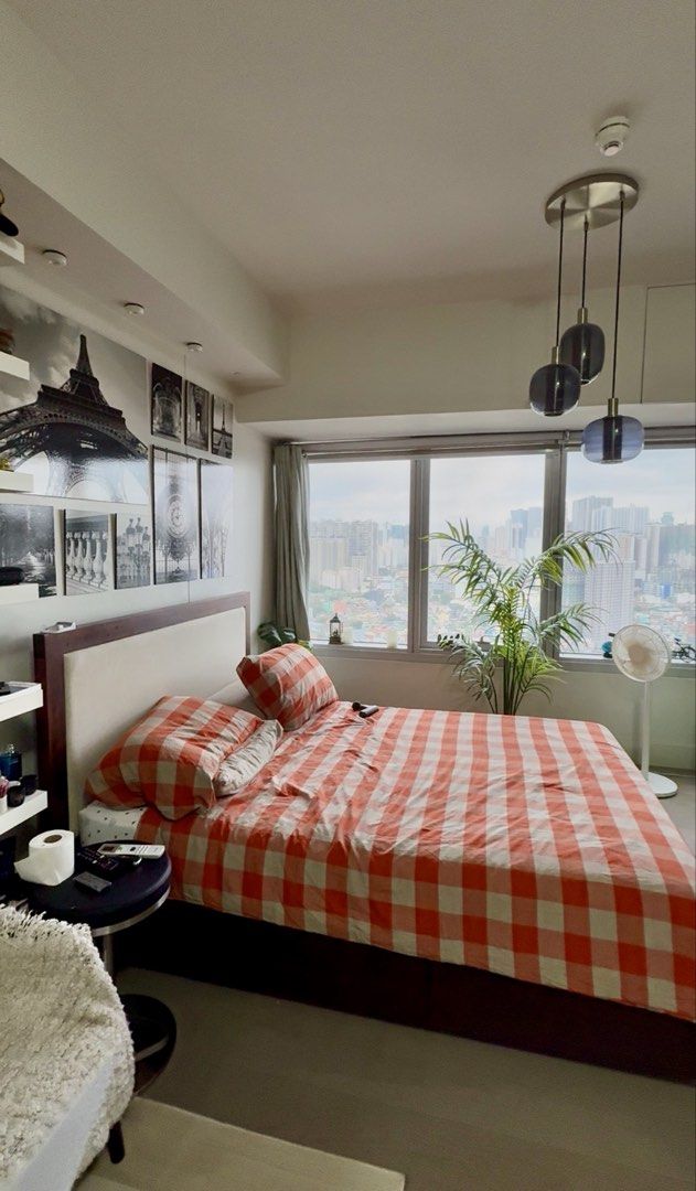 Rockwell makati (Category: Apartments & Condos) located in Quezon City. Submitted by Moral_L (Listing ID 1453970658, Image 1). Description: For lease LincoIn 33rd floor 33sqm. Fully furnished parking additional With washer and dryer Available August 2026 onwards ₱45k negotiable.
