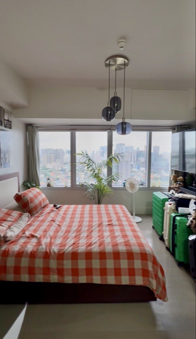 Rockwell makati (Category: Apartments & Condos) located in Quezon City. Submitted by Moral_L (Listing ID 1453970658, Image 2). Description: For lease LincoIn 33rd floor 33sqm. Fully furnished parking additional With washer and dryer Available August 2026 onwards ₱45k negotiable.