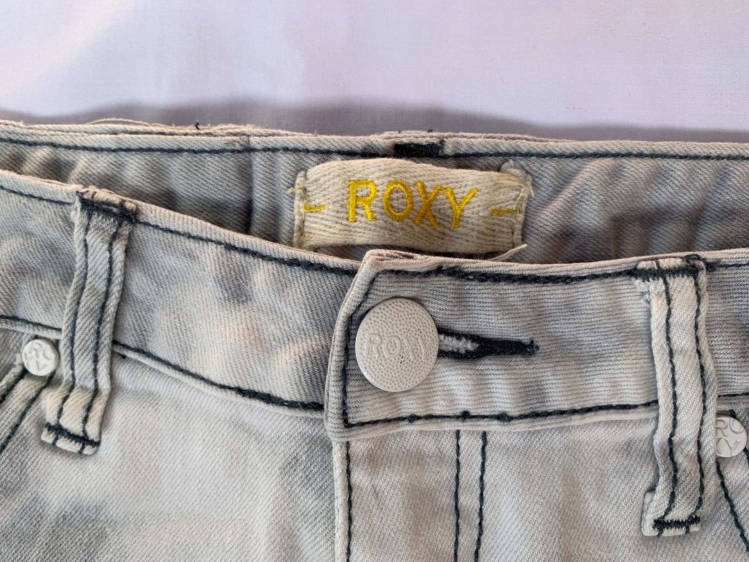 Roxy (Category: Shorts) located in Rodriguez. Submitted by faeriemoon_closet (Listing ID 1453893759, Image 3). Description: 🧚‍♀️Brand: ROXY 27-28.