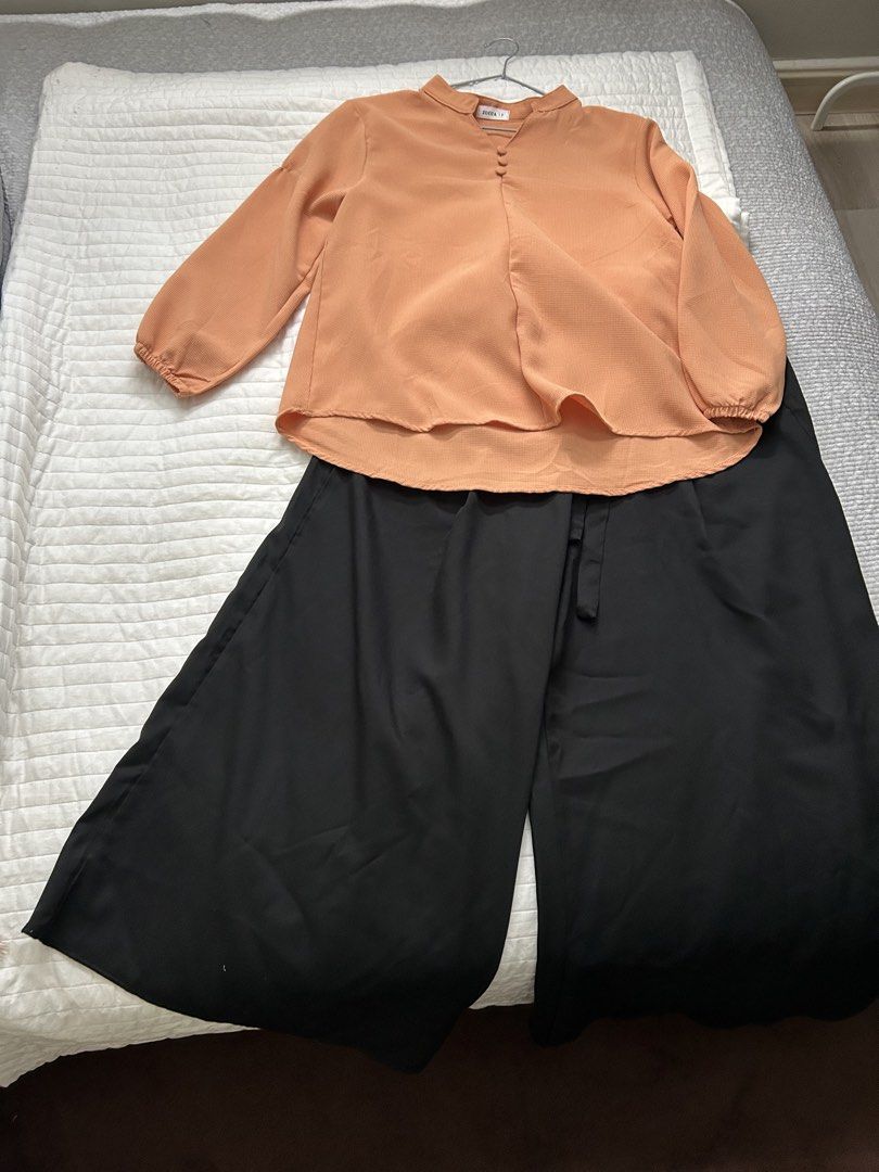 Set combo (Category: Blouses) located in Kajang. Submitted by ctadzmir80 (Listing ID 1453863210, Image 1). Description: Muat dari m - l.