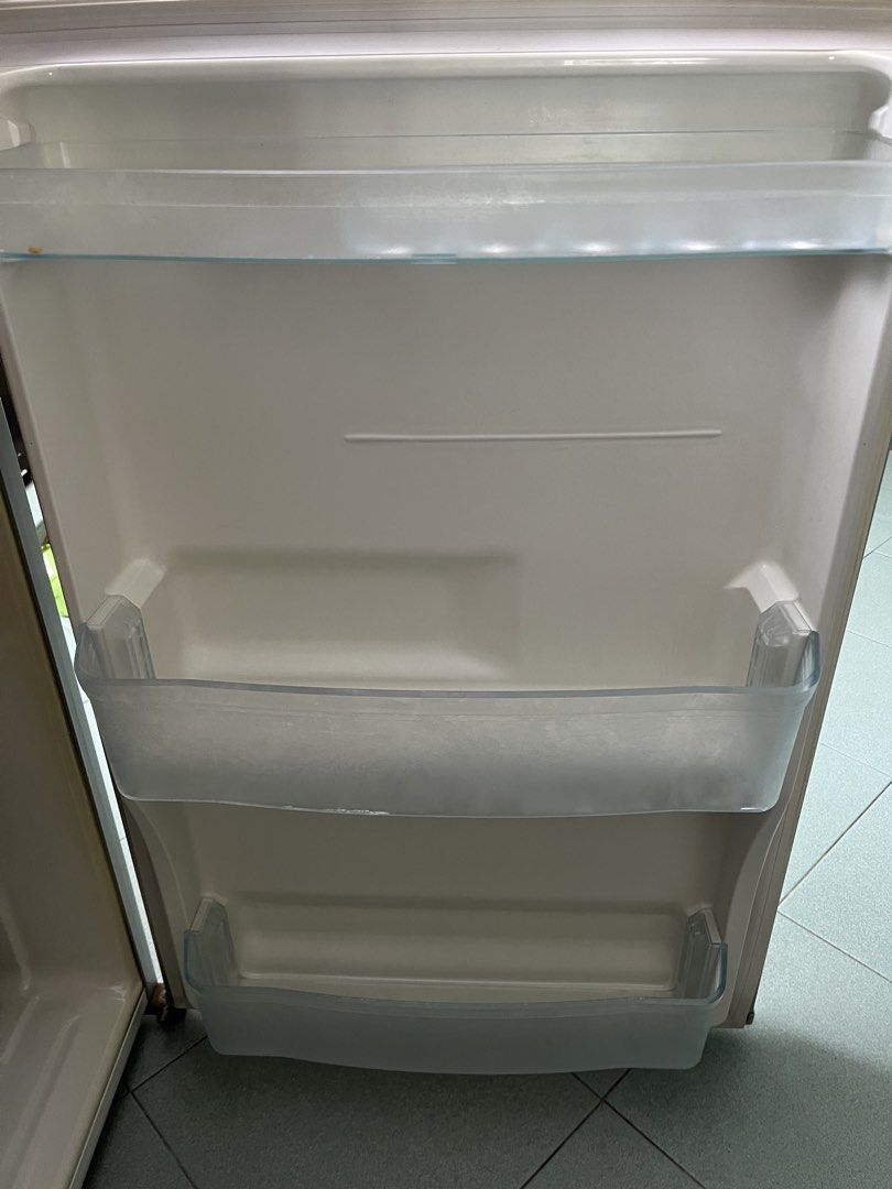 Sharp fridge (Category: Refrigerators & Freezers) located in Singapore. Submitted by thatscactus (Listing ID 1453947951, Image 3). Description: Self collection - light broken but still can used Available for collection - 16 Aug.