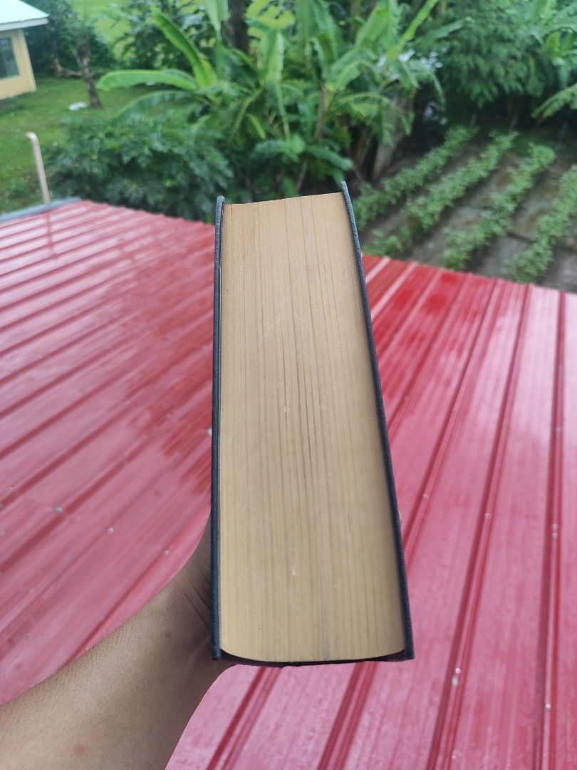 Oscar Wilde (Hardcover) (Category: Storybooks) located in Bayambang. Submitted by koensells (Listing ID 1453898938, Image 3). Description: - no foxing - with dust cover - minimal stains MOP: GCASH/MARIBANK MOD: J&T strictly no returns.