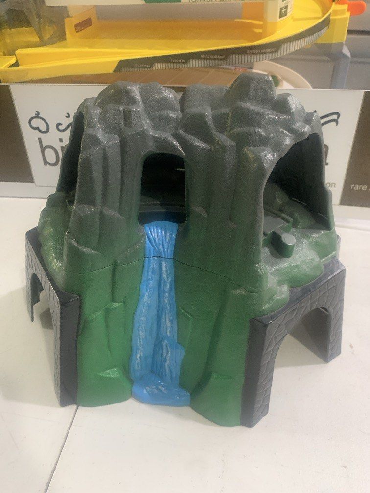 Thomas - Imaginarium - Cave / Waterfalls (Category: Action & Battle Toys) located in Carmona. Submitted by bihira (Listing ID 1453853194, Image 1). Description: Thomas - Imaginarium - Cave / Waterfalls - WYSIWYG - An addition to your thomas train set - Hard Plastic / Japan.