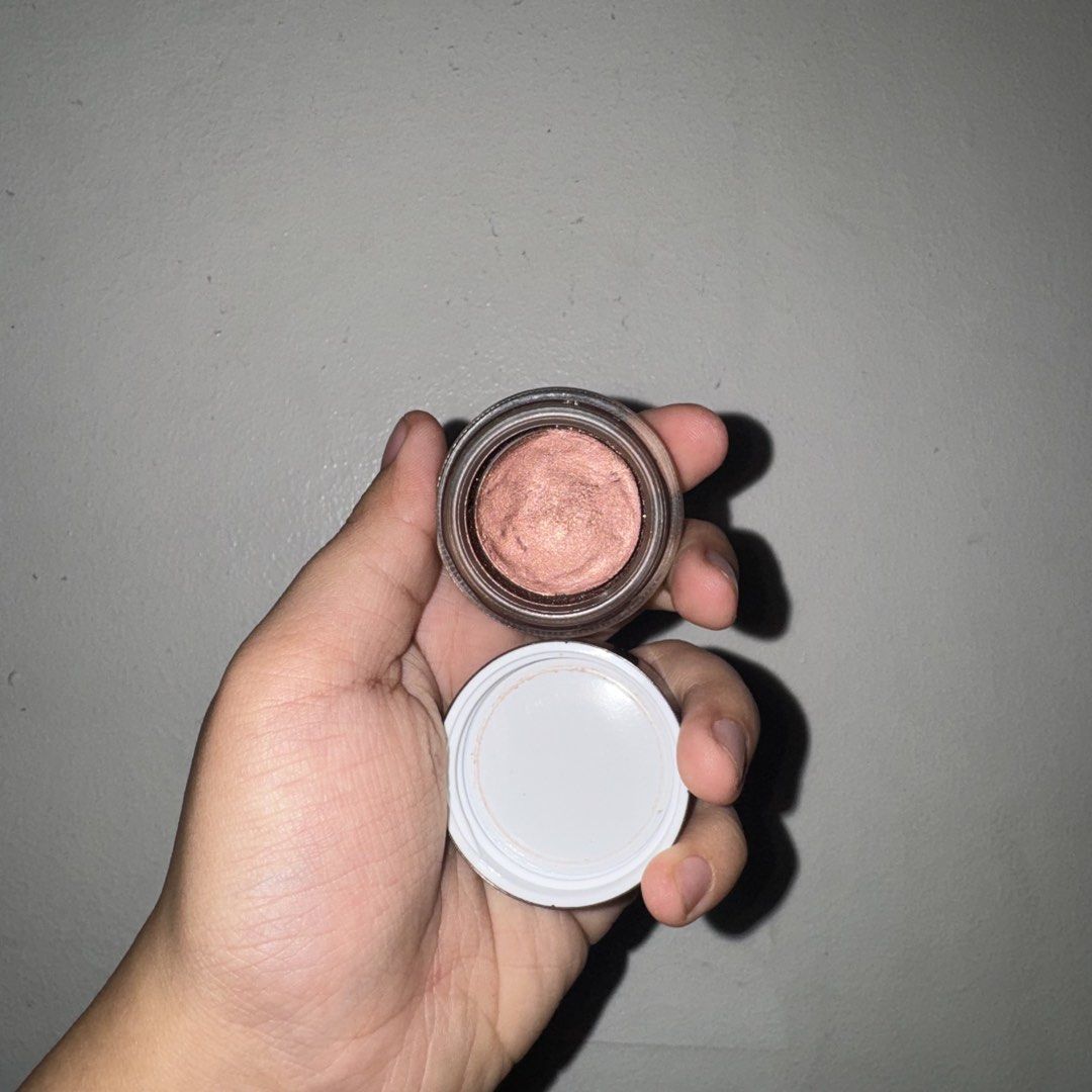 Tom Ford Eyeshadow (Category: Makeup) located in Makati City. Submitted by prelovedbyj02 (Listing ID 1453871806, Image 1). Description: - Issue: no box - Shade: 05 casino - Condition: used several times.