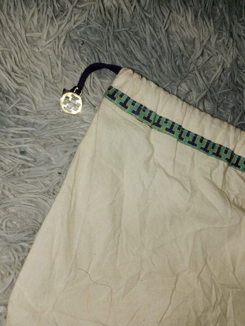 Tory Burch Dust Bag (Category: Luxury Bags & Wallets) located in Zamboanga. Submitted by swiftfish-082e (Listing ID 1453976225, Image 1). Description: - Tory Burch dust bag - Cream color with signature logo pattern trim - Drawstring closure with gold Tory Burch charm - Ideal for storing Tory Burch bags or small accessories - Protects your items.