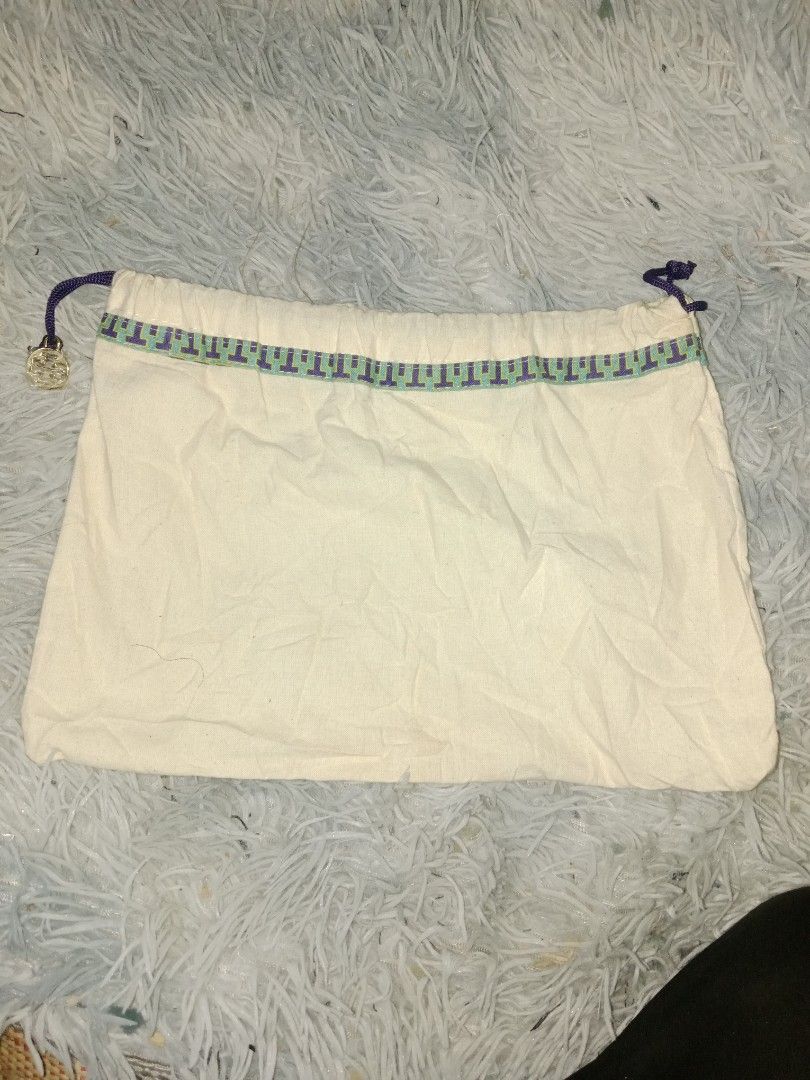 Tory Burch Dust Bag (Category: Luxury Bags & Wallets) located in Zamboanga. Submitted by swiftfish-082e (Listing ID 1453976225, Image 2). Description: - Tory Burch dust bag - Cream color with signature logo pattern trim - Drawstring closure with gold Tory Burch charm - Ideal for storing Tory Burch bags or small accessories - Protects your items.